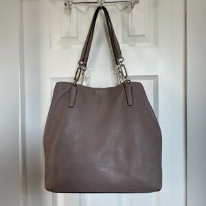 COACH - EUC Madison East/West Tote in Mauve Pebbled Leather with Chain Detail